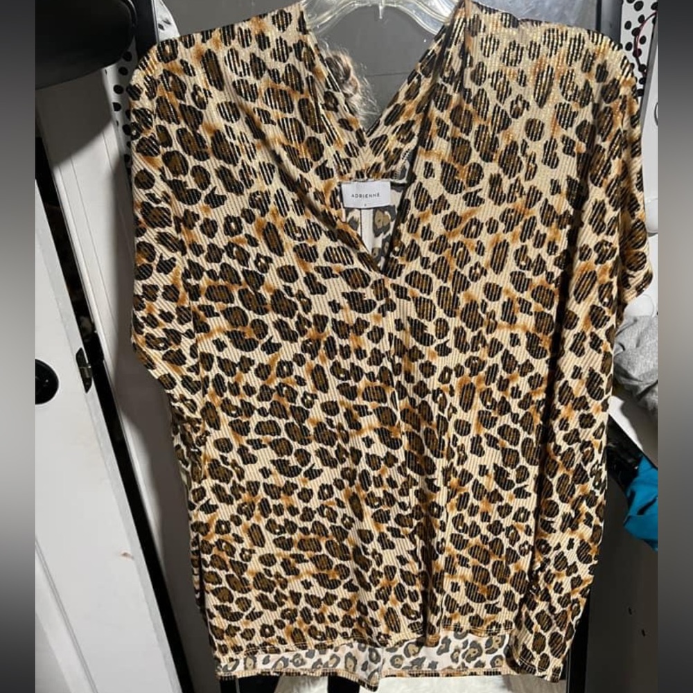 Size L Adrienne v neck